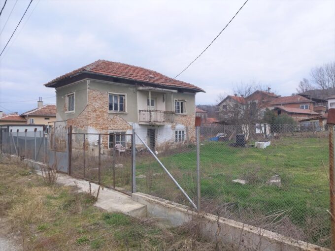 Продава къща в с. Кулата