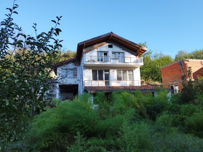 Продава къща в с. Лешница